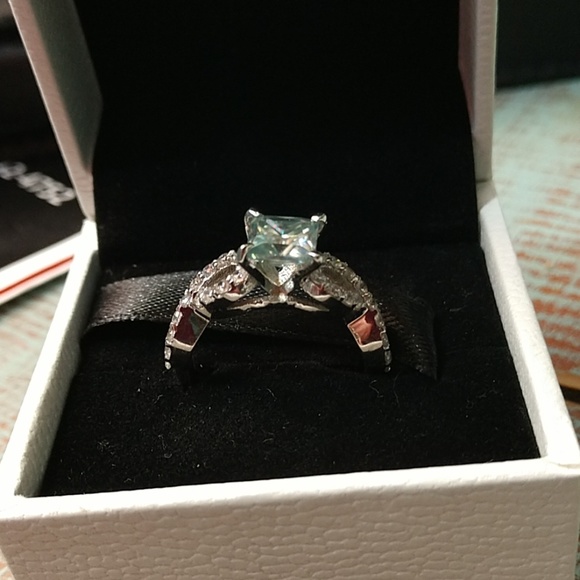 Light aqua princess moissanite ring twist band - Picture 4 of 4